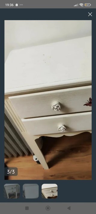 Mesita de noche de madera con flor