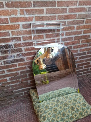 Espejo con luces doradas y organizador ducha