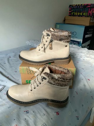 Botas Beige con Cremallera y Detalle Tejido