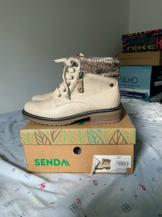 Botas Beige con Cremallera y Detalle Tejido