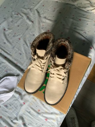 Botas Beige con Cremallera y Detalle Tejido