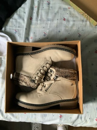 Botas Beige con Cremallera y Detalle Tejido