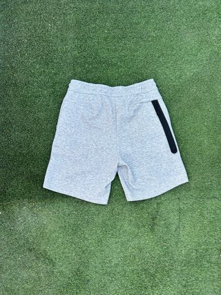 Pantalón corto Nike Tech Fleece gris
