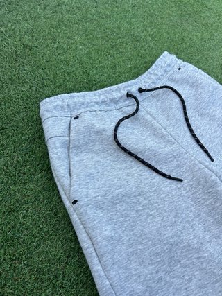 Pantalón corto Nike Tech Fleece gris