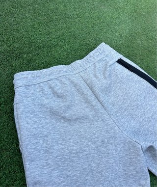 Pantalón corto Nike Tech Fleece gris