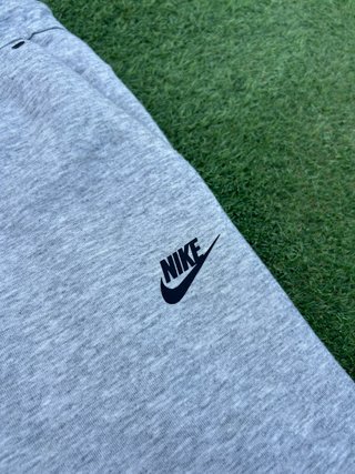 Pantalón corto Nike Tech Fleece gris