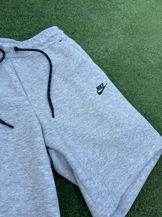 Pantalón corto Nike Tech Fleece gris