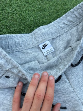 Pantalón corto Nike Tech Fleece gris