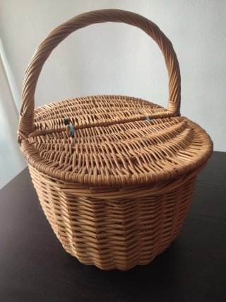Cesta de mimbre con asa y tapa
