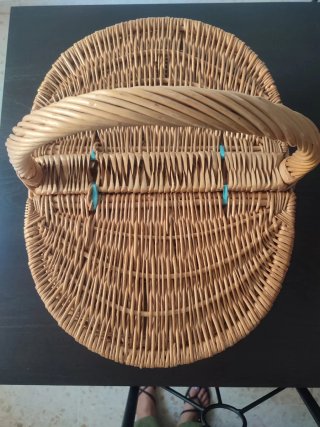 Cesta de mimbre con asa y tapa