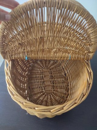Cesta de mimbre con asa y tapa