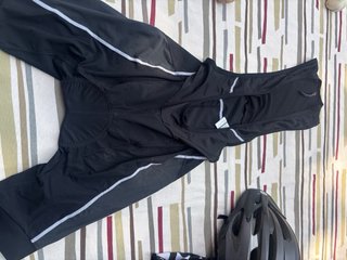 Conjunto ciclista: mono, guantes y casco