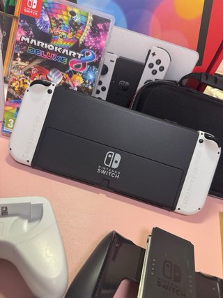 Nintendo Switch OLED blanca y negra + accesorios
