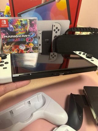 Nintendo Switch OLED blanca y negra + accesorios
