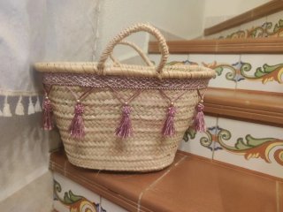 Cesta de playa de mimbre con flecos
