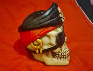 Figura Calavera Pirata con parche y moneda