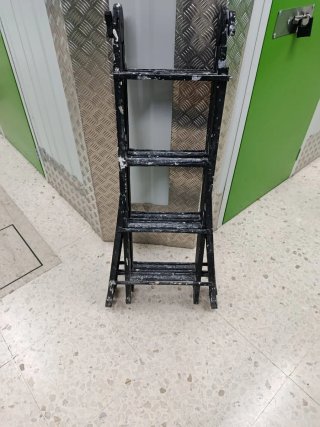 Escalera plegable negra ALQUILER