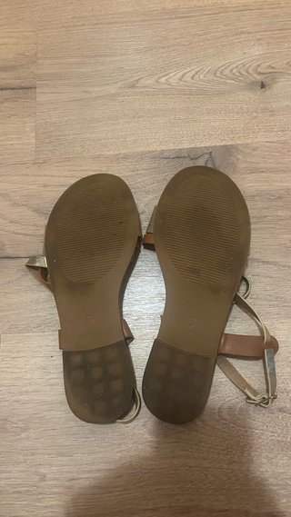 Sandalias doradas y marrones