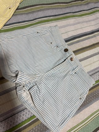 Shorts Stradivarius Rayas Amarillas y Blancas
