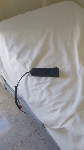 Cama articulada eléctrica con colchón y barandilla