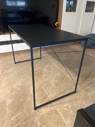 Escritorio negro minimalista
