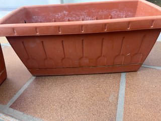 Macetas de plástico con piedras decorativas,
