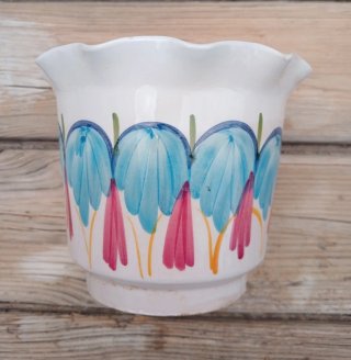 MACETA DE CERÁMICA ESMALTADA CON DISEÑO FLORAL.