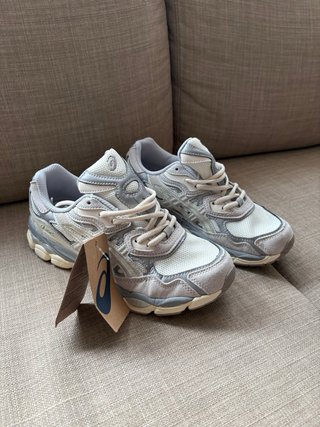 Zapatillas Asics grises y blancas