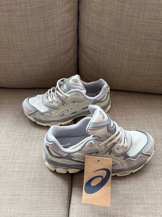 Zapatillas Asics grises y blancas