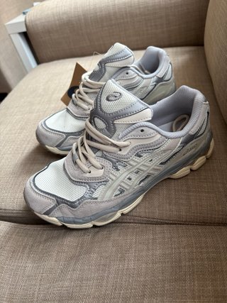 Zapatillas Asics grises y blancas