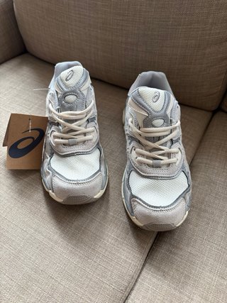 Zapatillas Asics grises y blancas