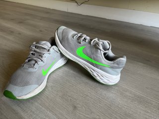 Zapatillas Nike Grises y Verdes