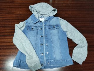 Chaqueta vaquera con capucha 10-11 años