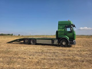 Camion portamaquinaria gondola