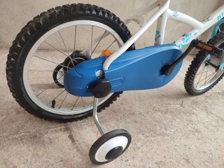 Bicicleta infantil Btwin 16 con ruedines.