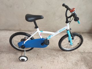 Bicicleta infantil Btwin 16 con ruedines.