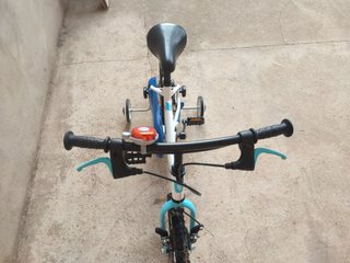 Bicicleta infantil Btwin 16 con ruedines.