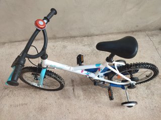 Bicicleta infantil Btwin 16 con ruedines.