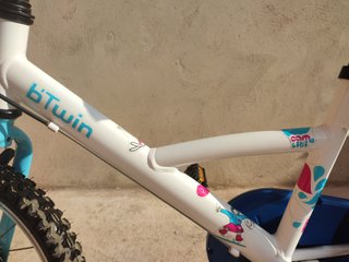 Bicicleta infantil Btwin 16 con ruedines.