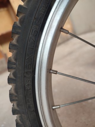 Bicicleta infantil Btwin 16 con ruedines.