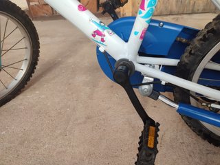 Bicicleta infantil Btwin 16 con ruedines.