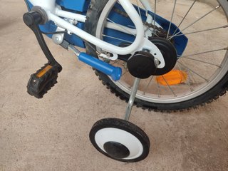 Bicicleta infantil Btwin 16 con ruedines.