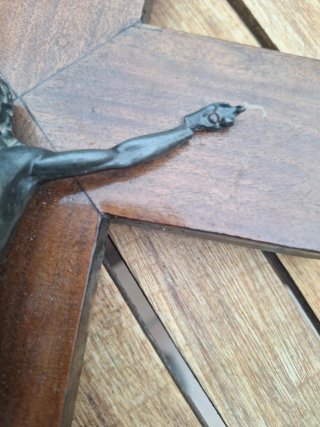 Crucifijo de pared antiguo
