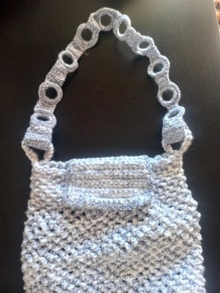Bolso tejido a mano con aro dorado