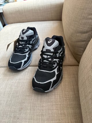 Zapatillas Asics NYC Negras y Grises