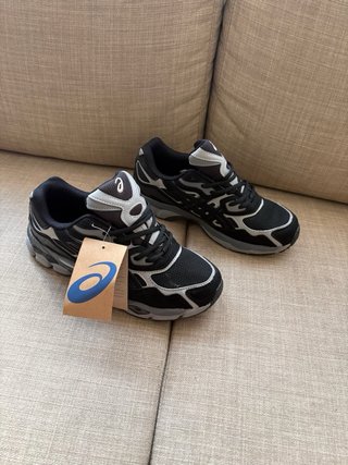 Zapatillas Asics NYC Negras y Grises