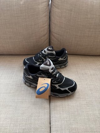 Zapatillas Asics NYC Negras y Grises