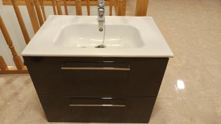Lavabo con mueble de baño y grifo