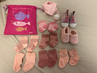 Pack Ropa Bebé: Zapatos y Calcetines Talla 0 Muñec