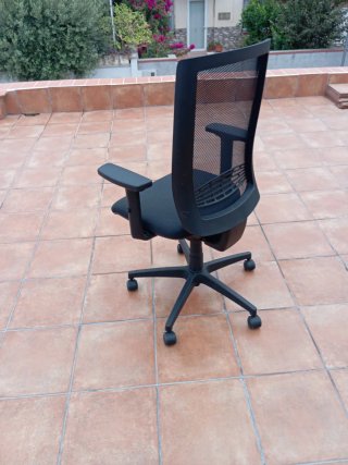 Silla de escritorio negra moderna